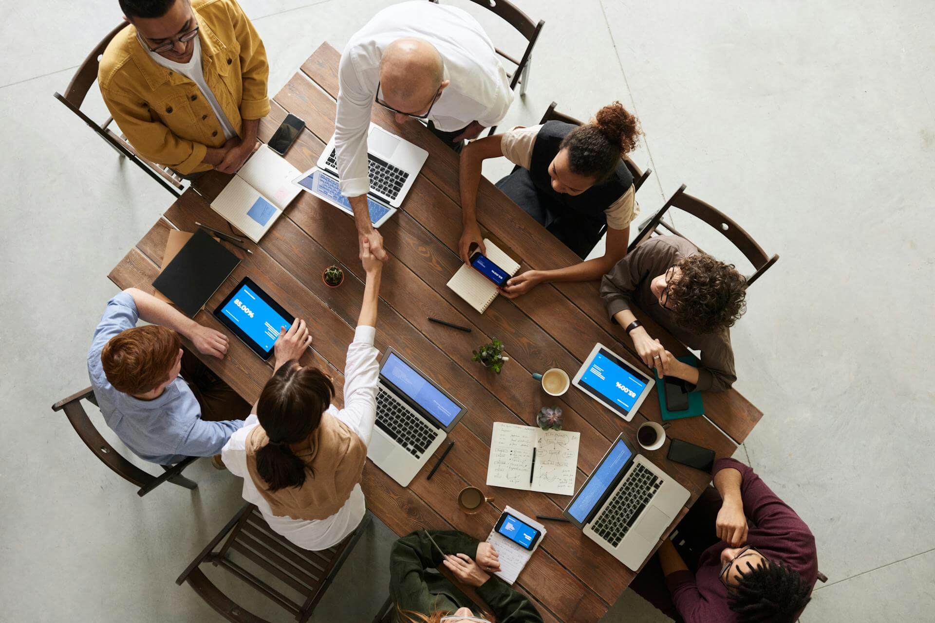 Personal técnico cualificado realizando trabajos de integración industrial
